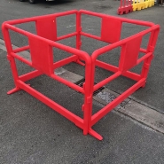 Barrière de chantier en polyéthylène rotomoulé - rouge - 150 cm x 100 cm x 40 cm - PLAST'UP ROTOMOULAGE_3