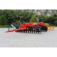 Déchaumeur pour mélange homogène des chaumes dans le sol