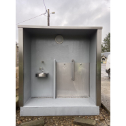 Cabine PMR avec mur urinoir, équipée de local technique, de finitions extérieures en bois, en trespa et en béton - référence 2073_3