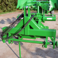 Charrue semi-portée avec articulation du châssis arrière