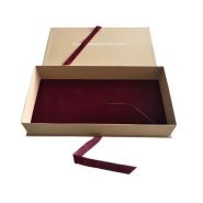 Boîte cadeau pliable avec stratification mate