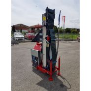 Machine à bois avec scie circulaire et tapis roulant