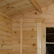 Abri de jardin en bois brut livré par transporteur spécialisé