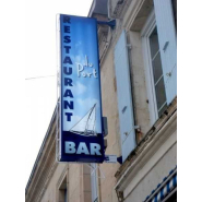 Enseigne drapeau sur mesure en plexi ou aluminium, avec système d'éclairage intégré - OUEST ENSEIGNES_4