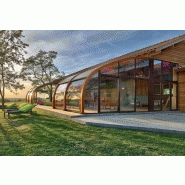 Abri piscine adossé avec design esprit véranda