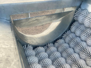 Laveuse brosseuse avec remplissage par le dessus et évacuation latérale