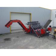 Machine agricole multi-rangs pour récolter et équeuter l'ail avec précision