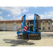 Rouleau tasseurs avant équipé de barre décrottoir réglable