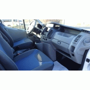 Intérieur de l'ambulance Renault Trafic 2012 avec brancard