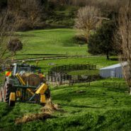 X5000 dérouleuse sans chaîne pour balles rondes et carrées - Hustler Equipment - capacité 2 balles - tractée et auto-chargeante_3