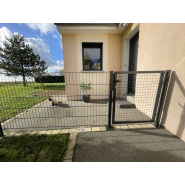 Portillon robuste avec remplissage en maille et finition polyester