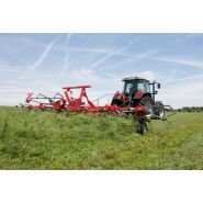 Machine agricole FELLA avec relevage synchronisé des toupies