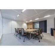 Cloison acoustique design avec options de panneaux vitrés et parements de bois