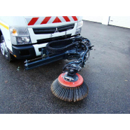 Balayeuse thermique BROCK VS4 sur châssis FUSO pour services voirie avec cuve à déchets de 4m³, brosses amovibles et caractéristiques techniques avancées_3