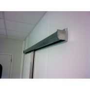 Porte avec guidage au sol en polyéthylène pour protection accrue