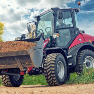 Chargeuse compacte sur pneus YANMAR V7 - Transmission souple et puissante pour gros travaux_3