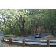 Équipement de sécurité routière avec renfort métallique intégré