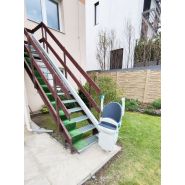 Monte-escalier droit avec repose-pied rabattable et pivotement - Portance 137kg, 160kg allant jusqu'à 200kg -  Handicare 1000_2