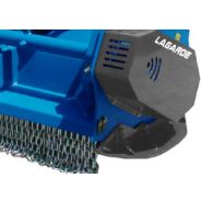 Équipement agricole pour broyage intensif avec rotor à grande inertie