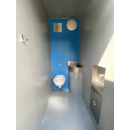 Cellule PMR avec une cabine WC et un mur urinoir et un local technique  - référence 2072_3