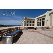 Banc urbain connecté avec charge rapide et fonctionnalités pour espaces publics