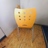 Chaise de collectivité d'occasion - coque hêtre vernis naturel - empilable par 6 - structure tubulaire_3