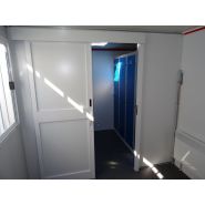 Structure mobile pour 6 à 8 personnes avec toit en acier