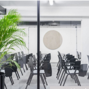 Chaise de formation fonctionnelle SHILA - tablette rabattable, empilable et disponible en plusieurs coloris pour salle de conférences et espaces de formation_3