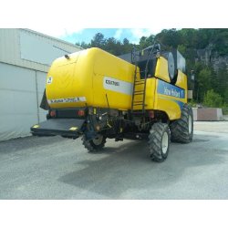 Moissonneuse-batteuse NEW HOLLAND CSX 7050 - 272 ch - 2011 - Largeur de coupe 5,20 m - Capacité trémie 7 500 L