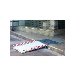 Rampe d'accès escamotable, frontale pour pmr avec tapis intégré,  hauteur de franchissement de 9 à 18 cm - urb accède 900
