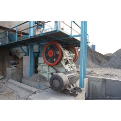250 t/h - Ligne complète de concassage de minerai de fer avec mâchoire PE900x1200, cône CSB240 et broyeur VSI5X