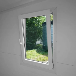 Studio de jardin reconditionné 12 m² - Isolation PIR 100 mm - Finition bois berlinois & RAL 7016 - Grandes surfaces vitrées - Électricité intégrée - Sol vinyle chêne