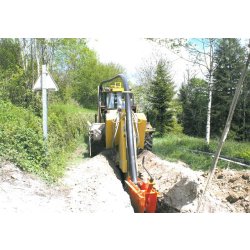 Trancheuse sur pneus UNAC 300P - porteur à pneus, cabine ergonomique et outils interchangeables