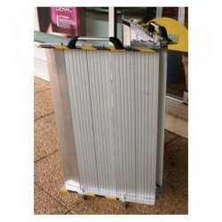 Rampe pliante en aluminium - largeur 82 cm - poignée, roulettes et grande capacité de charge jusqu'à 650 kg