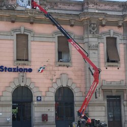 Nacelle araignée sur chenille automotrice idéale pour l'entretien des espaces verts et des bâtiments avec une hauteur de travail de 17.60m - spider 18.90
