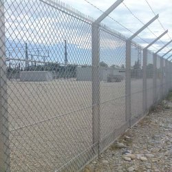 Clôture grillagée EDF type BD2 - hauteur 2.60m avec dalles de soubassement en béton et grillage ondulé