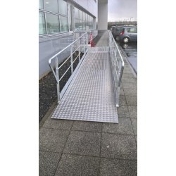 Passerelle et rampes batiment métallique pour pmr