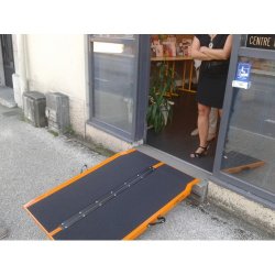 Rampe pmr pliable en fibre de verre pour l'accès des commerces - shop ramp