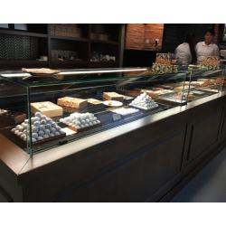 Vitrine réfrigérée professionnelle LUCIS - élégante, technologique et multifonctionnelle pour boulangerie, pâtisserie, chocolaterie et cafétéria