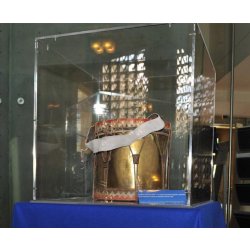 Vitrine cloche sur socle en plexiglas