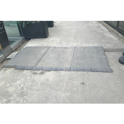 Plaque de roulage manu-portable rémopla, positionnable sur les surfaces rigides ayant besoin de protection