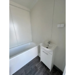 Containers aménagés - Studio de jardin isolé 21 m² avec salle de bain, bardage bois, volets roulants et isolation renforcée