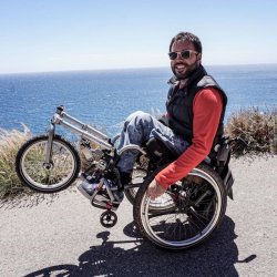 Lomo 360 : 3ème roue de 16 pouces pour fauteuils roulants avec système de fixation par mâchoire