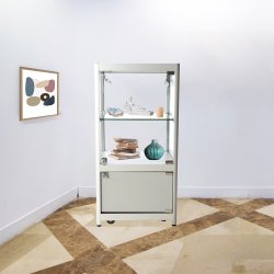 Vitrine d'exposition LED - H 90 x L 45 x P 45 cm - Gris Alu - Modèle bas avec réserve et éclairage - Réf. 2228416