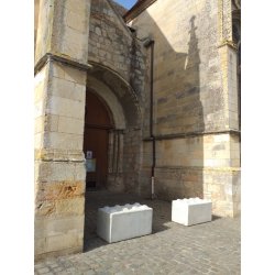 Bloc béton anti-intrusion pour la sécurisation des lieux publics