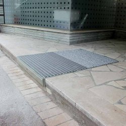 Rampe frontale URBAccède 900 - encastrable, escamotable, pour ERP, acier traité anticorrosion