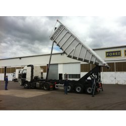Benne à engrais semi-remorque PL - HPC avec châssis acier ST52 et volume utile 31m³