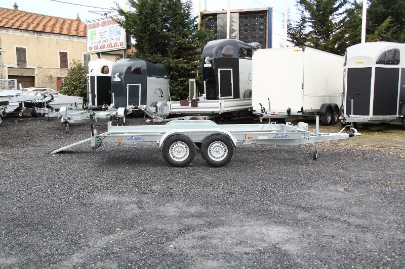 Remorque robuste avec garde-boue renforcés et roule jockey automatique
