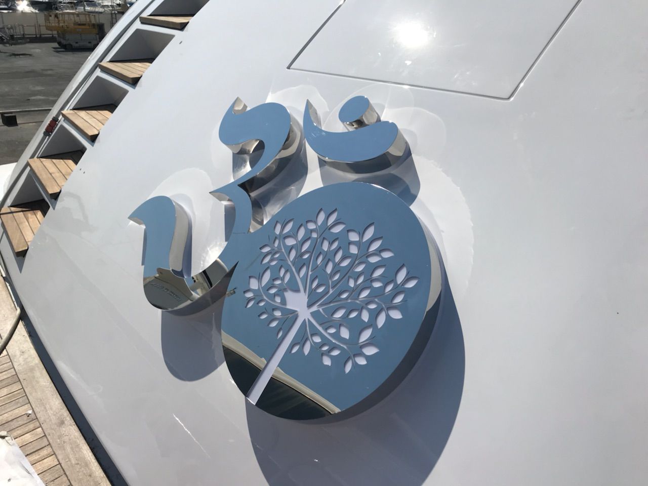 Lettrage en métal pour mur avec finition or rose brossé