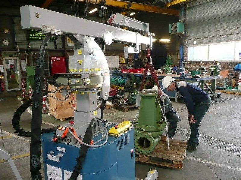 Mini-grue électrique munie d'un dispositif anti-basculement